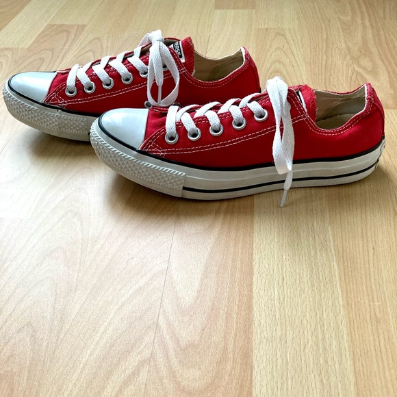 Converse: Red canvas unisex low top sneakers. M’s-7/W’s-5.  Fit like women’s 6. - Picture 4 of 9